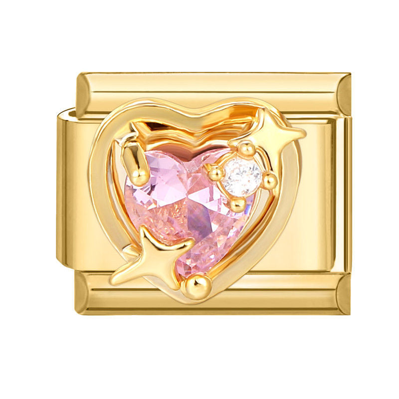 Eslabón dorado con corazón rosa y anillo orbital