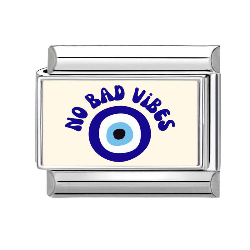 Frase "no bad vibes" con ojo turco