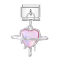 Corazón rosa con anillo orbital