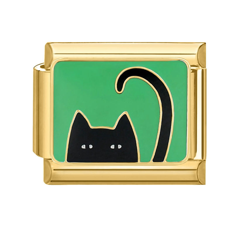 Gato negro sobre fondo verde