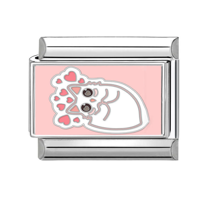 Gato blanco con corazones rosas