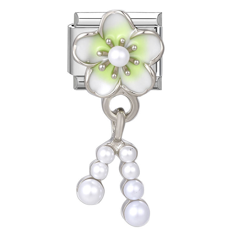 Flor blanca con perlas colgantes