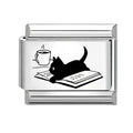 Gato negro sobre un libro con café