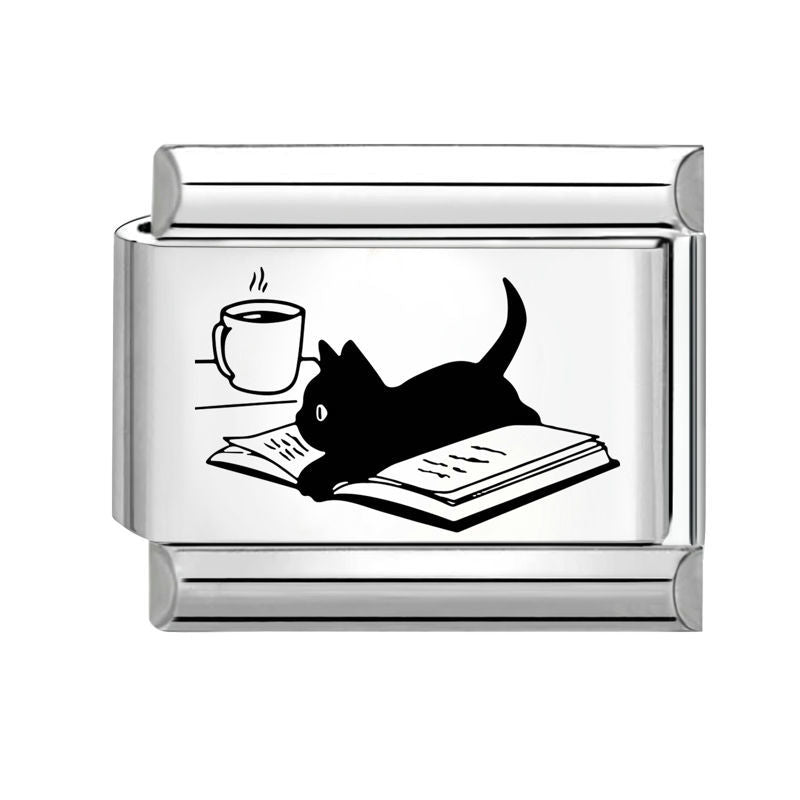 Gato negro sobre un libro con café
