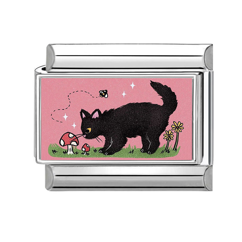 Gato negro con setas y flores