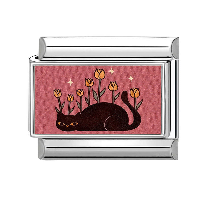 Gato negro entre tulipanes