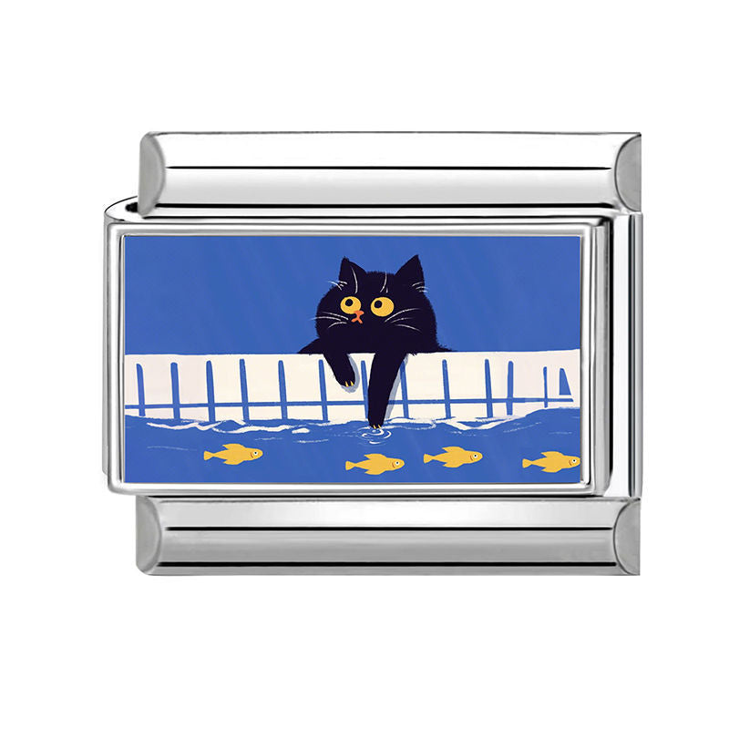 Gato negro pescando peces en el agua