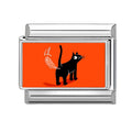 Gato negro sobre fondo naranja