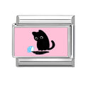 Gato negro tirando una taza