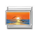 Atardecer con aves sobre el mar