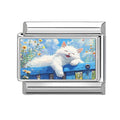 Gato blanco tumbado en una valla