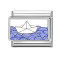 Barco de papel en el mar