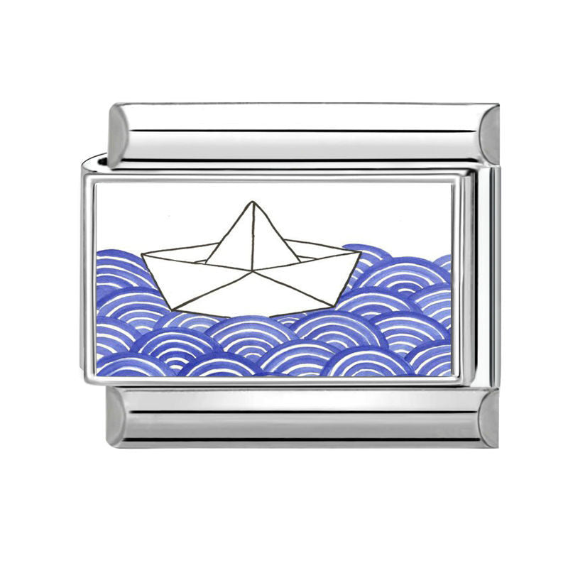 Barco de papel en el mar