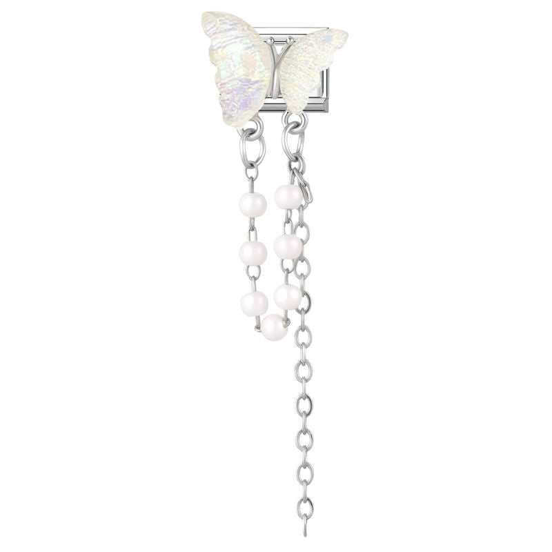 Mariposa blanca con perlas colgantes
