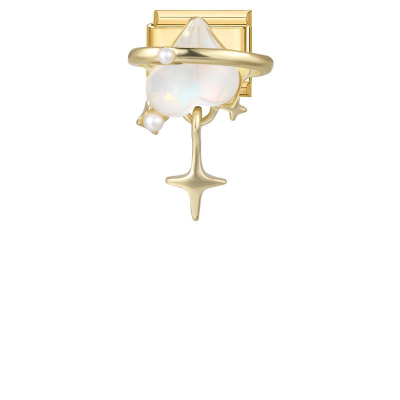 Charm dorado con perlas, piedra iridiscente y estrella