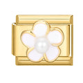 Flor blanca con perla