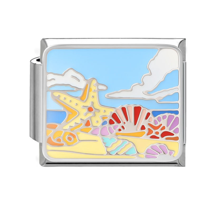 Playa con estrella de mar y conchas