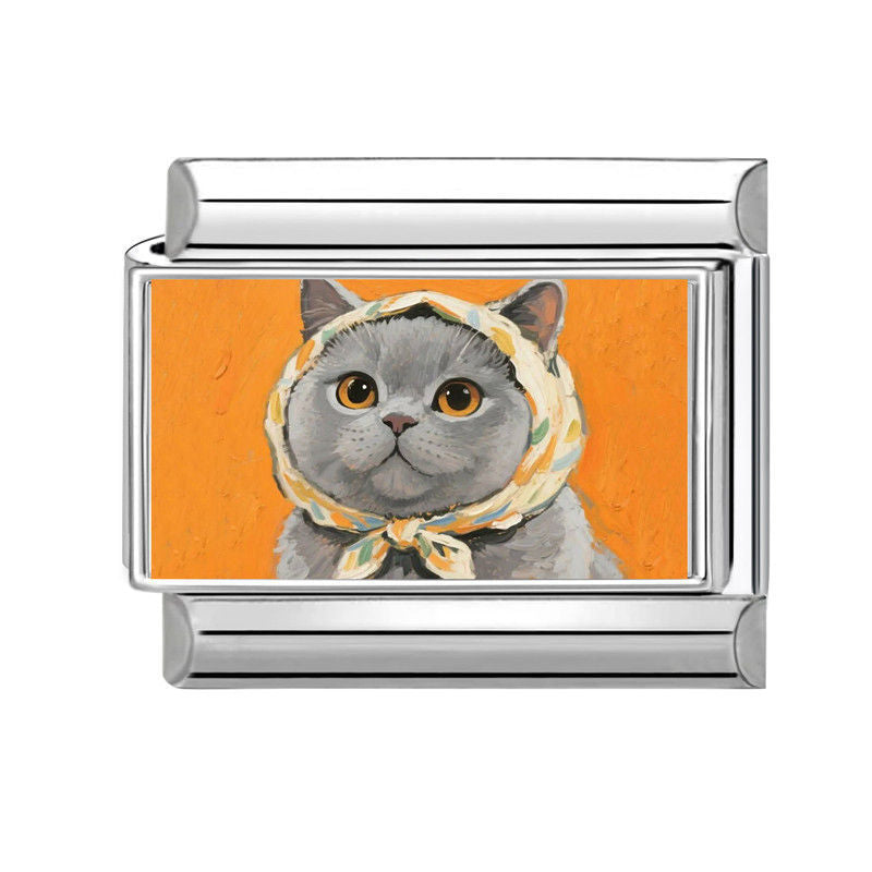Gato gris con pañuelo naranja