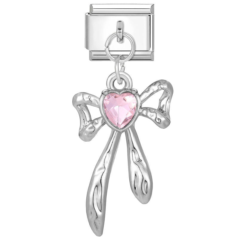 Lazo plateado con corazón rosa