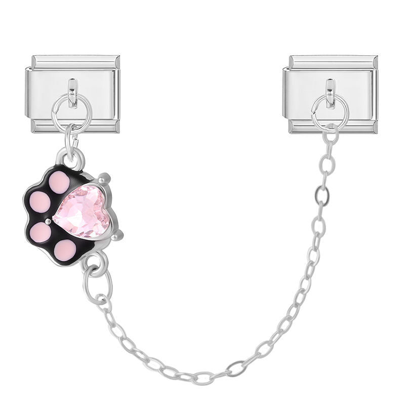 Huella de gato negra con corazón rosa y cadena