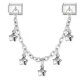 Cadena con estrellas plateadas colgantes