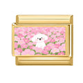 Perrito blanco en campo de flores rosas