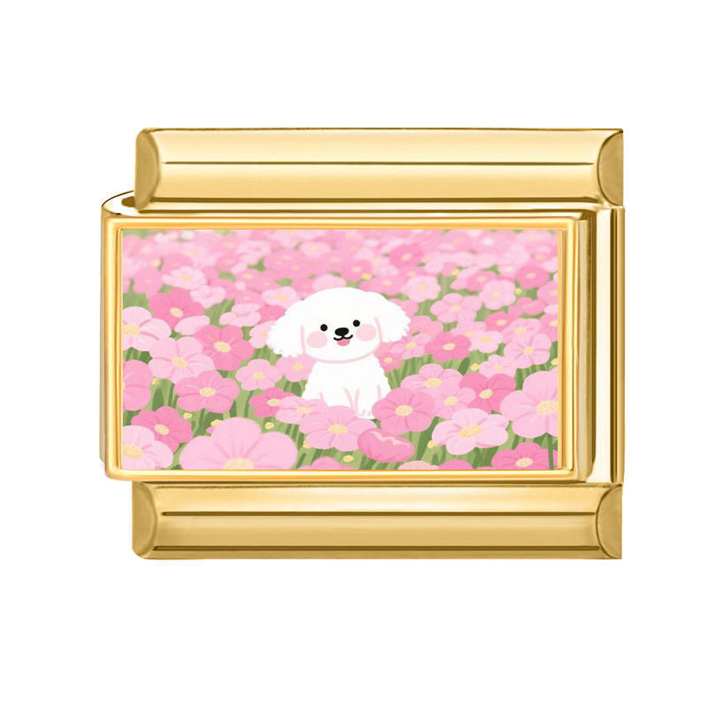 Perrito blanco en campo de flores rosas