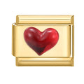 Corazón rojo sobre fondo dorado